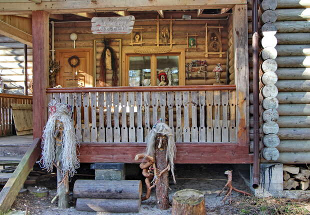 У дверей большого деревянного дома Вас встретит семейство веселых Кикимор: