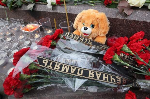 Цветы и свечи у памятника пограничникам Отечества на площади Яузских ворот, Москва