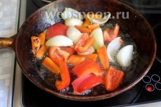 На той же сковороде обжарить овощи, нарезанные крупными кусками.
