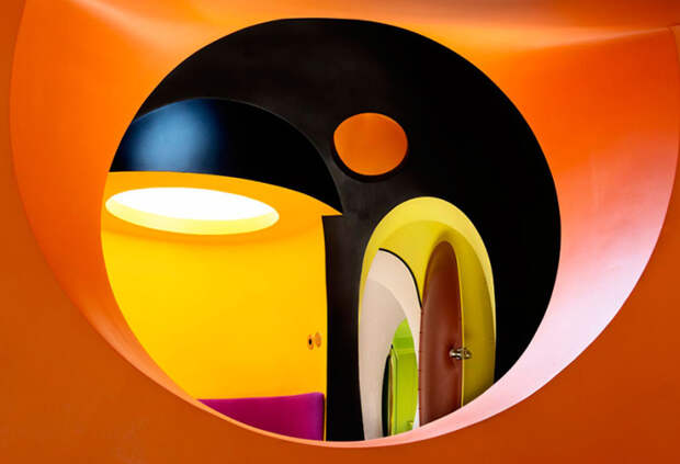 Palais Bulles. Футуристический дизайн.