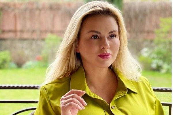 Анна Семенович показала «голое» селфи