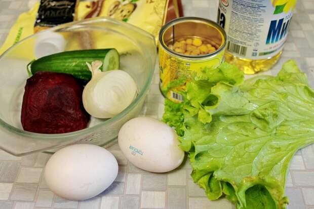Для приготовления салата взять отварную свёклу, огурец, лук, яйца, кукурузу, масло, майонез, салат, горчицу, соль.