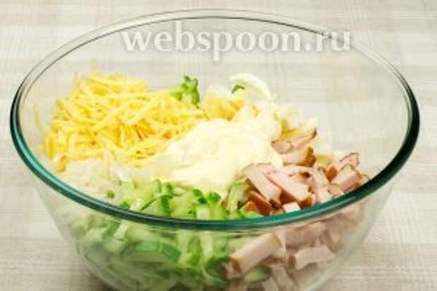 Соединить грудку, яйца, огурец, сыр и лук (уксус от лука не понадобится) и добавить 2-3 столовые ложки майонеза.