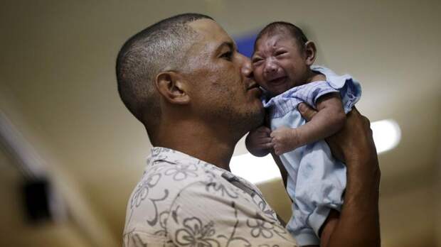 INQUIÈTUDE. Cet homme tient dans ses bras son enfant, né quelques jours plus tôt à Recife, la capitale de l&quot;État du Pernambouc au Brésil et affecté par le virus Zika. Cette épidémie se transmet par piqûre de moustique pendant la grossesse et est soupçonnée de provoquer une microcéphalie (diminution du périmètre crânien). Le virus «se propage de manière explosive» sur le continent américain, a annoncé ce jeudi 28 janvier la directrice générale de l&quot;Organisation mondiale de la santé, qui a annoncé une réunion d&quot;urgence le 1er février.