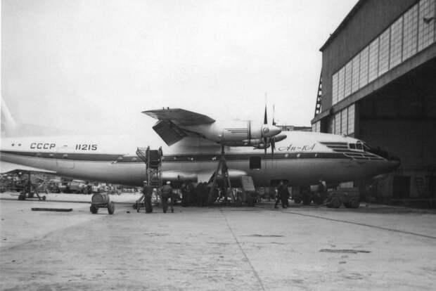 Самолет Ан-10А борт СССР-11215 харьковского авиаотряда ГВФ. Кто бы мог подумать, что этот красавец-лайнер погибнет в катастрофе 18 мая 1972 г. и поставит кровавую точку в биографии «Крылатой Украины»