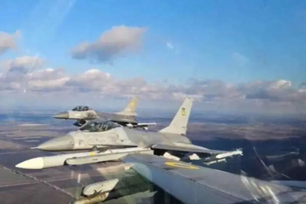 В сети появилось фото группы истребителей F-16 с опознавательными знаками ВВС Украины