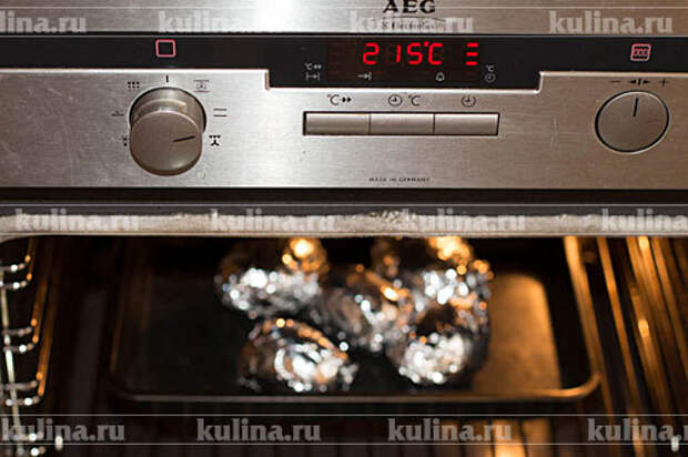 Поставить противень в разогретую до 200-215 градусов духовку и запекать до готовности около 30-40 минут.  