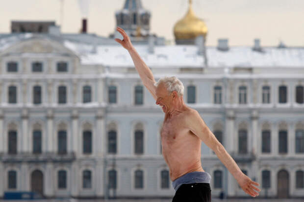 В этом году работающим пенсионерам пенсии решено "заморозить".  Фото: REUTERS