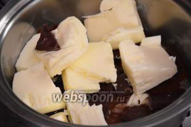 Шоколад и сливочное масло положить в сотейник и растопить на водяной бане до получения однородной массы. 