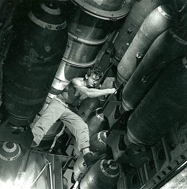 20. В бомбоотсеке американского бомбардировщика B29 Superfortress. вторая мировая война, история, фотография