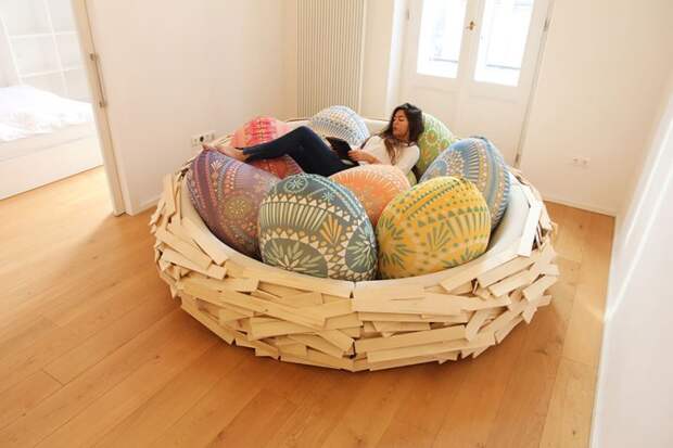 Семейное гнездышко: Огромная деревянная кровать в форме гнезда, заполненного подушками-яичками