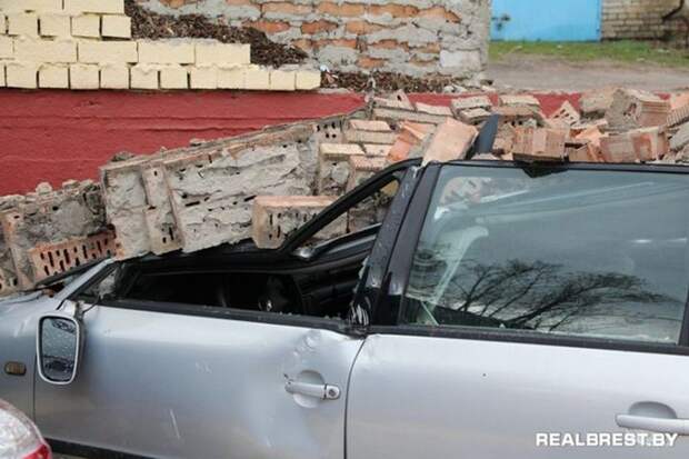 В Бресте кирпичная стена упала на припаркованные автомобили Брест, авто, беларусь, ветер, ураган