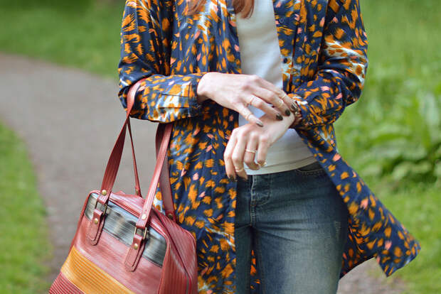 Spring style: Oversized patterned shirt, boyfriend jeans