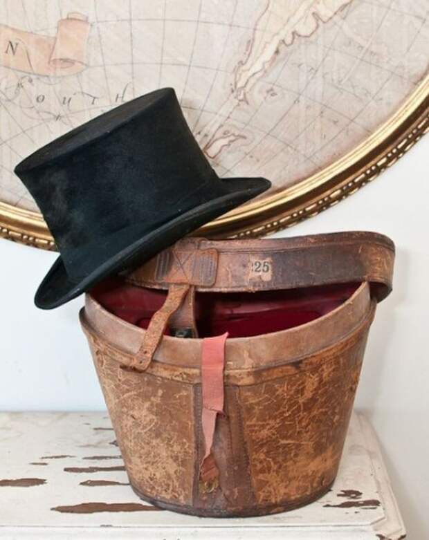 Шляпы - символ Викторианской эры, поэтому они с легкостью станут элементом декора в стимпанк интерьере.