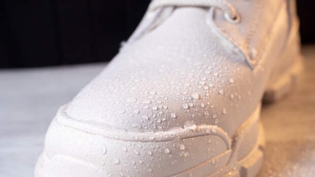 Вода будет просто скатываться: как защитить обувь от слякоти и грязи с помощью воска и масла