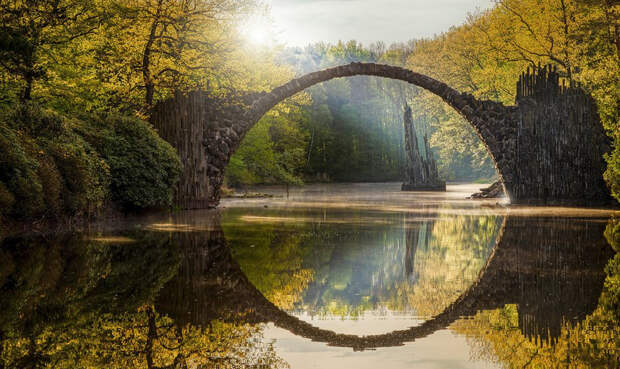 Мост Ракотц Германия Отражение превращает мост в идеальный круг — так и задумывал его создатель.
