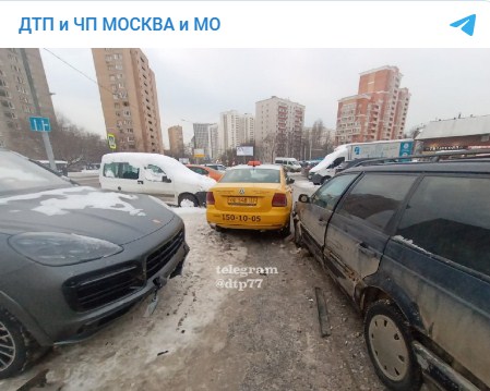 Попытка таксиста пролезть между двумя «немцами» на Петрозаводской закончилась ДТП