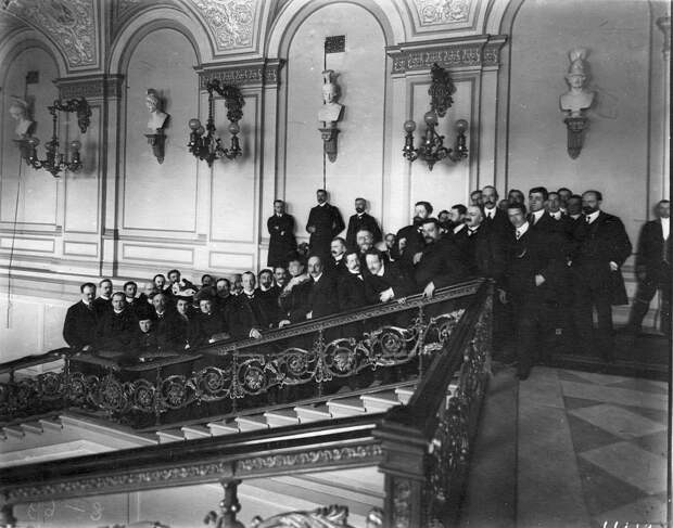 Март 1906. Группа выборщиков в Первую Государственную думу на лестнице избирательного участка