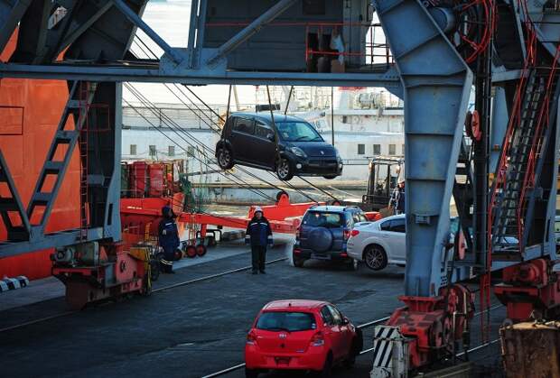 Основная статья японского импорта в Россию - автомобили. На фото: ввоз японских автомобилей в порт Владивостока 