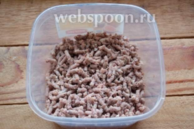 Отварной язык перекрутите на мясорубке.