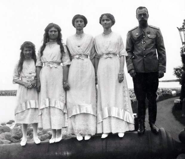 Николай II и его дочери Николай II и его дочери