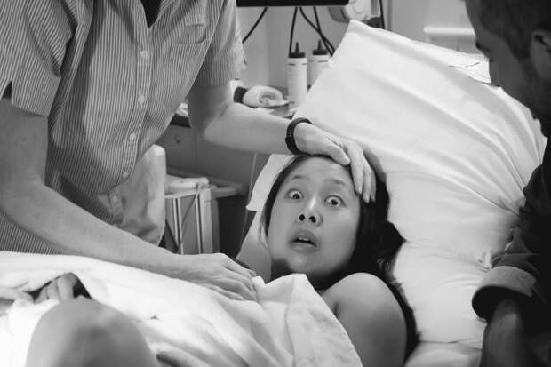 1.Hình-ảnh-ấn-tượng-của-người-mẹ-đầy-ngạc-nhiên-khi-biết-tin-sau-khi-sinh-nhịp-tin-tức-online-1537x1024