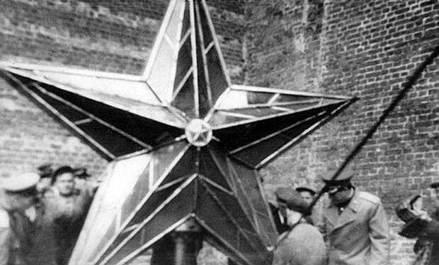 Перед подъемом отреставрированной звезды на Троицкую башню
