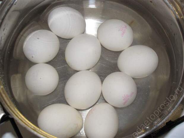 Отварить яйца до готовности. пошаговое фото этапа приготовления салата с кириешками