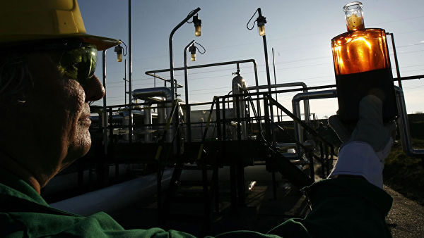 Рабочий проводит контроль на приемной станции нефтепровода Дружба