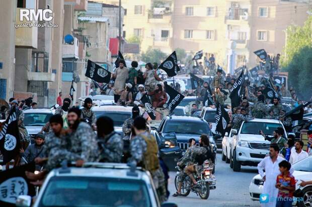 Ракка стала одной из баз террористов в Сирии. Именно над этим городом в конце 2014 г. был сбит иорданский пилот. Он был заживо сожжен террористами в феврале 2015 г. На фото: военный парад в Ракке, июнь 2014 г.