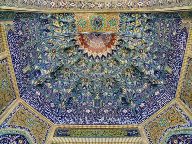 Калейдоскопической потолок в святыне Шаха Sheragh в Ширазе, Иран