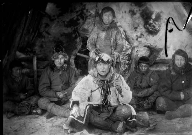 Якутский шаман с пятью якутами