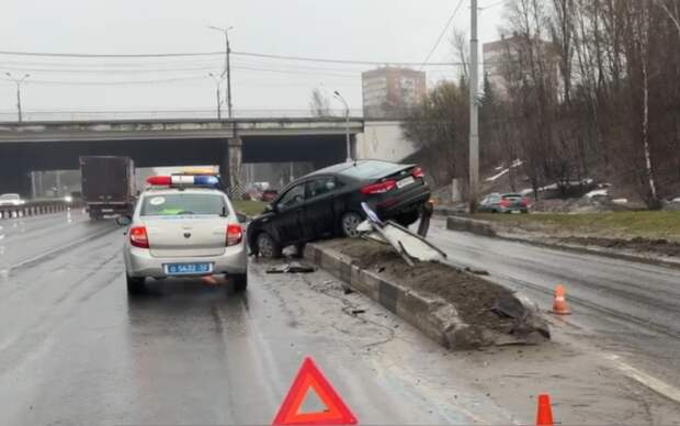 Водитель легковушки влетел в бетонное ограждение и повис на нем на улице Ларина
