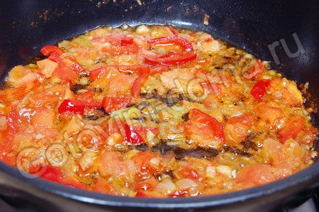 Яйца-пашот, запеченные с томатным соусом и сыром