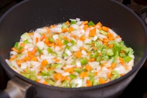 Разогреть в сковороде растительное масло и обжарить овощи 2-3 минуты.