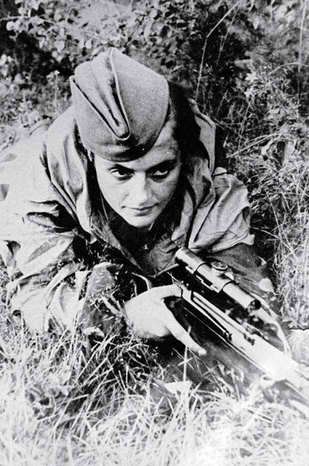 Людмила Павличенко во время обороны Севастополя, 6 июня 1942 года. | Фото: pandoraopen.ru.