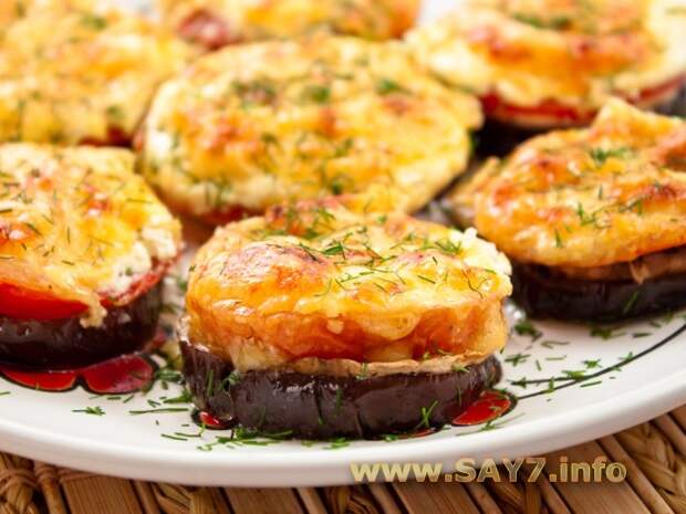 Баклажаны, запеченные с помидорами и грибами