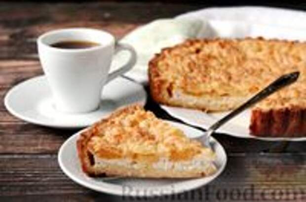 Фото к рецепту: Песочный тарт с творогом и ананасами
