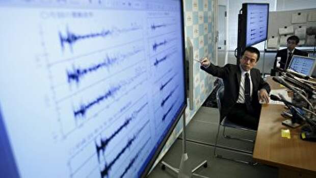 Представитель Японского метеорологического агентства демонстрирует показания сейсмографов после испытания водородной бомбы в КНДР, 6 января 2016
