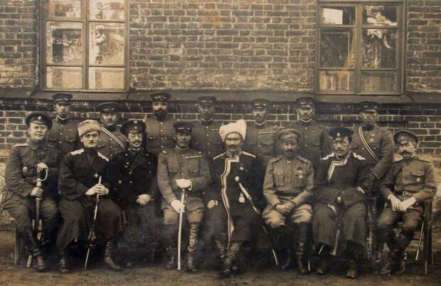 Атаман Семенов (в центре) в форме Бурят-монгольского конного полка в окружении своих подчиненных и японских военных, 1918-1920 гг.