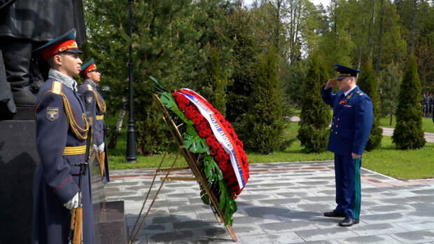 Генпрокурор России возложил цветы к памятнику воинам-красноармейцам в Истре