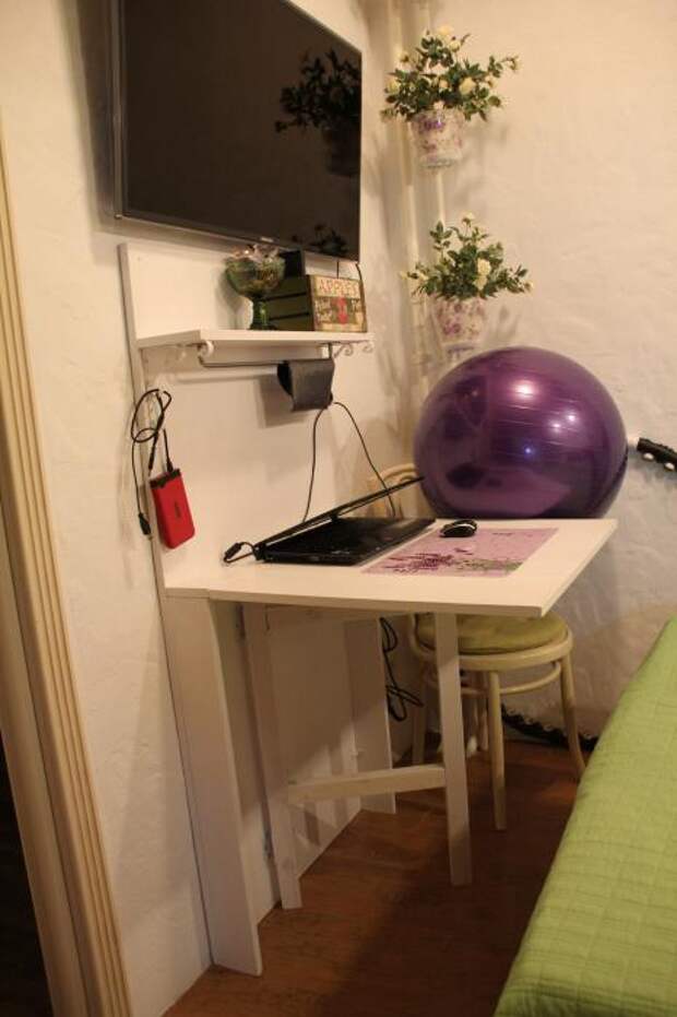 Складной письменный стол, стол-трансформер для маленькой квартиры