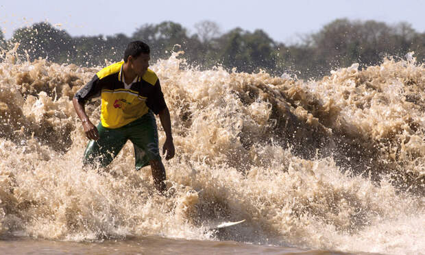 Приливная волна на Амазонке в Бразилии