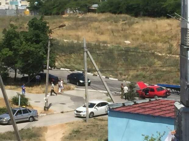 ДТП в Севастополе: автомобиль «убил» столб и зацепил «бедолагу» (фото)