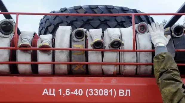 При пожаре в деревянном здании в Москве погиб человек