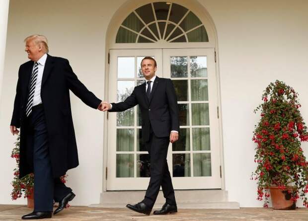 Трамп и его любовь к мужским коленям Трамп и его любовь к мужским коленям трамп, геи