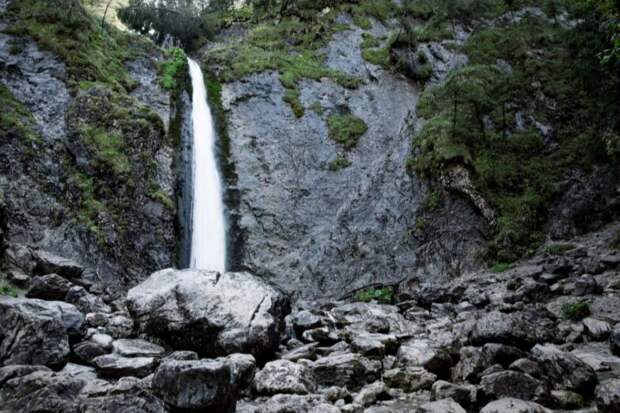 Юноша сорвался с водопада в Северной Осетии во время селфи