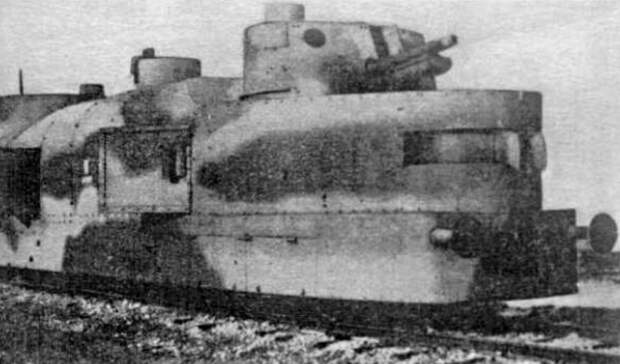Еще один архивный снимок польского бронесостава. Smialy был изготовлен в 1919 году и успел послужить в составе вооруженных сил нескольких стран — Австрия, СССР, Германия и Польша попеременно получали контроль над этим локомотивом смерти.