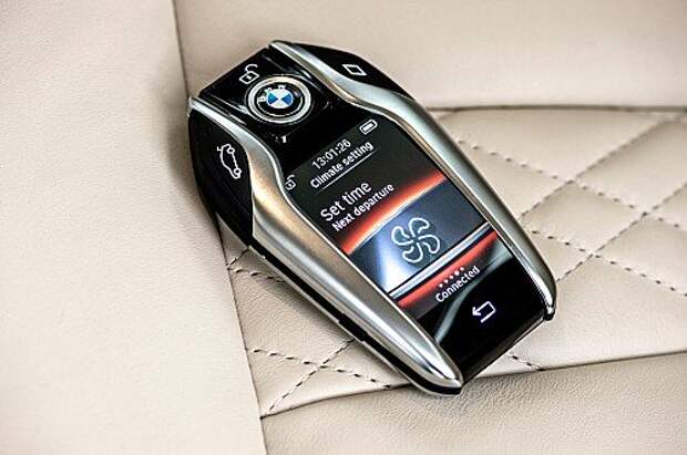С помощью интерактивного ключа BMW Display Key можно получать информацию о техническом состоянии автомобиля, управлять климат-контролем и даже дистанционно парковаться.