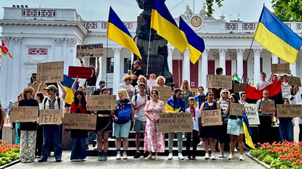 Свинарник оккупировал памятник Пушкину у мэрии в День Конституции Украины. Рагули прибыли защищать свои...